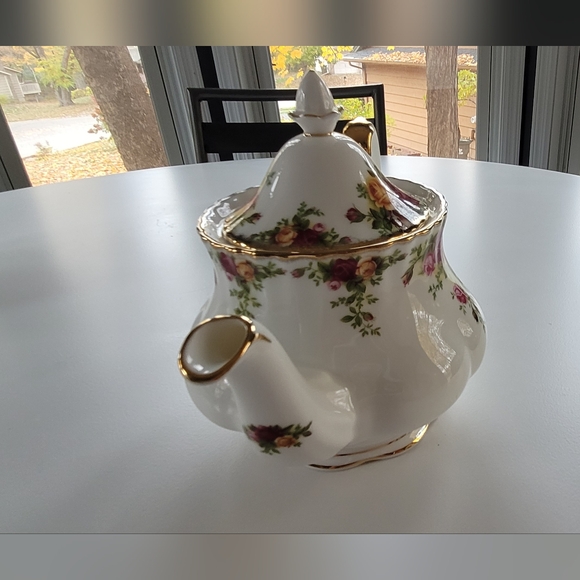 Royal Albert Old Country Roses Bone China Tea Pot - Picture 3 of 6
